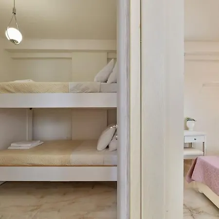 Comfy Apartmt Near With Pool Dining Area