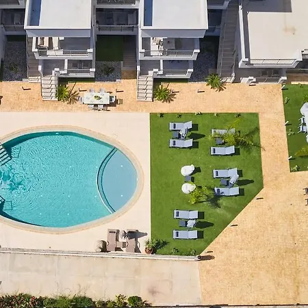 Comfy Apartmt Near With Pool Dining Area